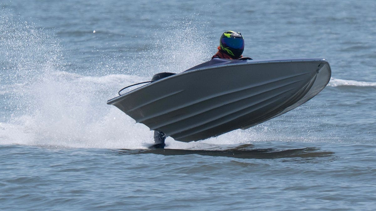 El «Wait What Boat» esquiando a toda velocidad por una curva en el agua en el parque John Kennedy