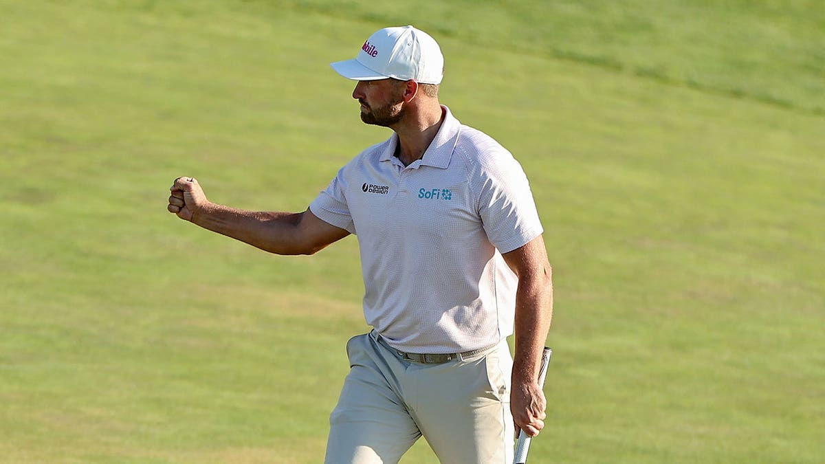 Wyndham Clark comemorando após vencer o US Open no Shinnecock Hills Golf Club