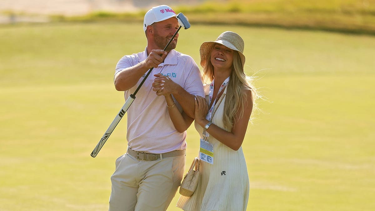 Wyndham Clark comemorando com a namorada Emily Tanner no Shinnecock Hills Golf Club