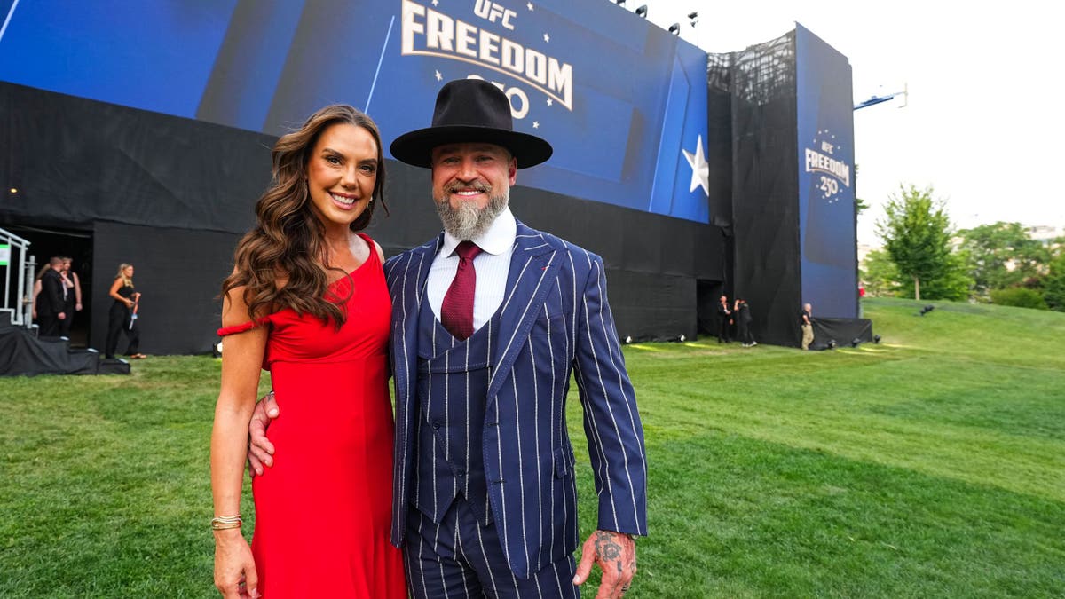 Zac Brown e sua esposa, Kendra, em frente à sinalização do UFC Freedom 250