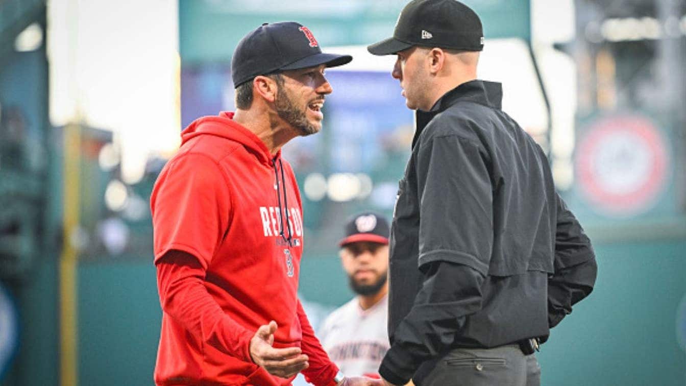 Ο σταρ της Red Sox κλαίει για τη Βενεζουέλα που επλήγη από τον σεισμό μετά το τρέξιμο εντός έδρας, πετάγεται από τον διαιτητή λίγα λεπτά αργότερα