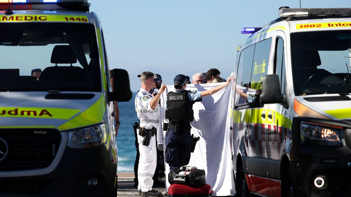 Mulher levada de helicóptero ao hospital com ferimentos graves após ataque de tubarão na popular praia de Sydney