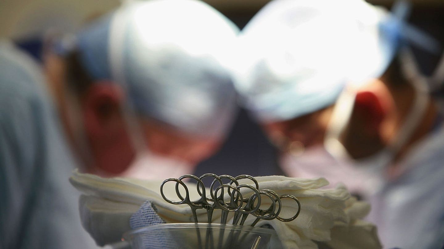 Una demanda presentada por un denunciante afirma que los neurocirujanos dejaron a los pacientes bajo anestesia e ignoraron las preocupaciones en materia de seguridad