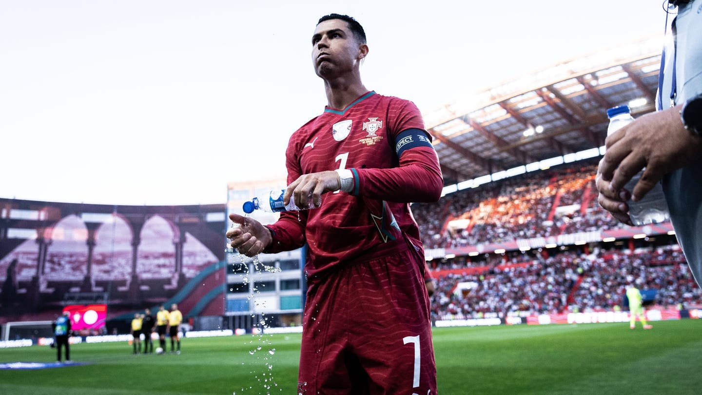 Η FIFA εφαρμόζει υποχρεωτικά διαλείμματα νερού σε κάθε ημίχρονο για πρώτη φορά στο Παγκόσμιο Κύπελλο του 2026