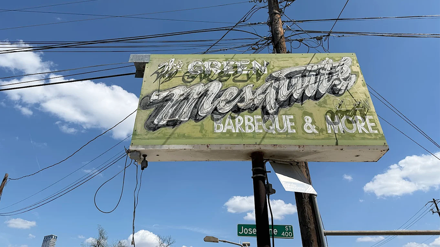 Demanda presentada después de que el árbol apodado Fabricante de Viudas aplasta fatalmente a un hombre en un restaurante de barbacoa de Texas.