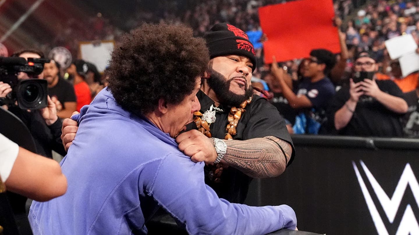 La estrella de la WWE Jacob Fatu destroza al comediante Eric Andre para iniciar ‘Monday Night Raw’