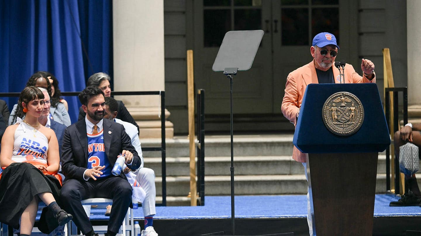 Ο ιδιοκτήτης των Knicks φαίνεται να κάνει ένα χτύπημα στο Mamdani στη γιορτή του πρωταθλήματος NBA, σκληραγωγείται μαζί του