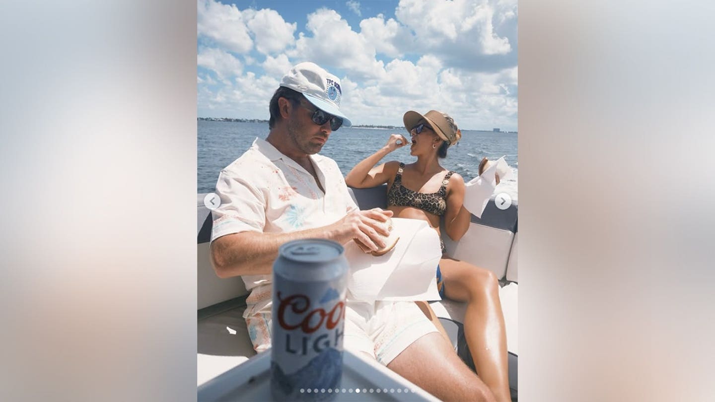 رصدت Lainey Wilson وهي تتناول وجبات خفيفة على متن قارب مرتدية بيكيني بطباعة الفهد في تفريغ Instagram الأخير