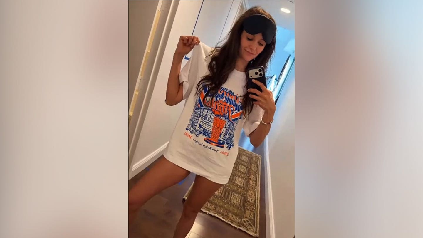 Η Nina Dobrev ποζάρει μόνο με πουκάμισο των Knicks και μάσκα ύπνου αφού παρακολούθησε έναν ιστορικό αγώνα στο Madison Square Garden