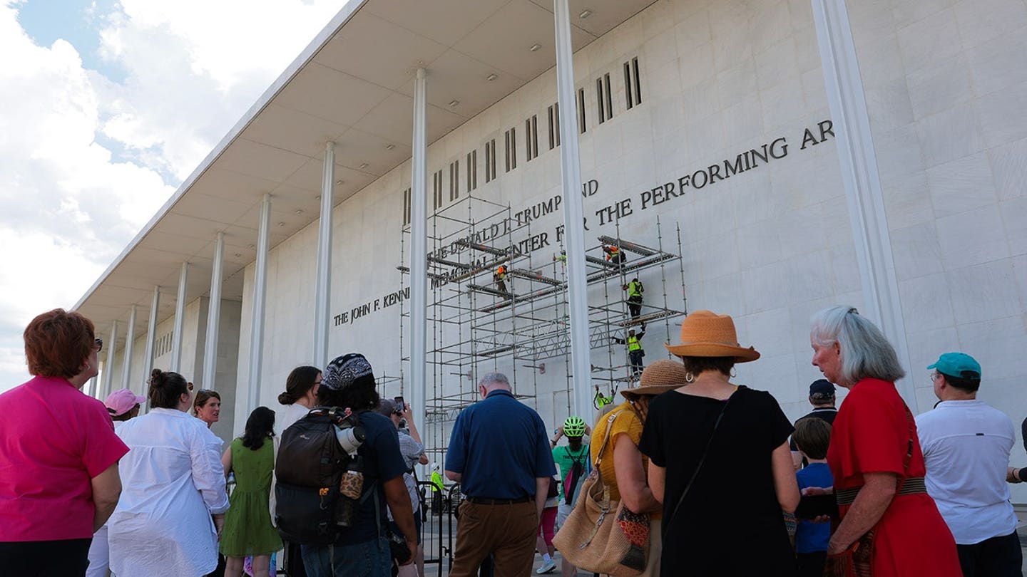 O nome de Trump permanece no Kennedy Center enquanto tribunal de apelações avalia pedido de emergência
