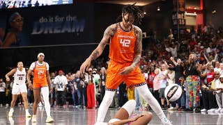 Brittney Griner tira a Angel al suelo como si fuera una muñeca de trapo en una impresionante demostración de fuerza