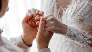 Bride in full wedding gown makes 2-hour hospital trip to see her mother before the ceremony