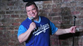 El cómico Carlos Mencia, acusado de 12 delitos graves por una supuesta evasión fiscal a gran escala
