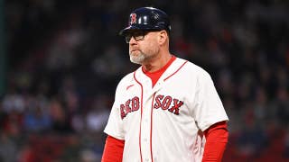 El entrenador de tercera base de los Red Sox hace algo nunca visto en el béisbol, lo que deja a los aficionados desconcertados