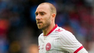 Una estrella del fútbol danesa sufre un susto médico durante un partido, años después de sufrir un paro cardíaco en el campo