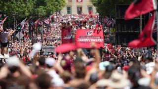 Carolina salen a la calle y el entrenador Rod se quita la máscara en el desfile de la Stanley Cup