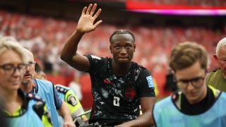El canadiense Ismaël Koné sufre una lesión espantosa y Qatar Assim Madibo ve la tarjeta roja por una entrada peligrosa