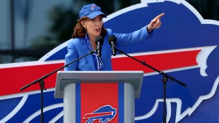 La gobernadora de Nueva York, Kathy Hochul que la afición de los Bills se anime en el nuevo estadio, pero le sale un desastre