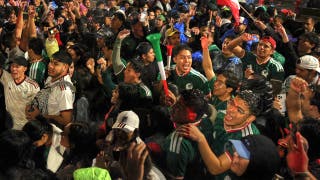 Un aficionado celebra que México haya pasado de ronda en el Mundial metiendo la cabeza en una máquina de algodón de azúcar