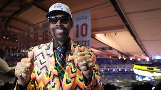 Pillan a una leyenda de los Knicks comiéndose unas patatas fritas como si fueran alitas con hueso durante NBA , y los fans no pueden apartar la vista