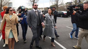 El nieto John , acusado de agredir a su novia unos días antes de la fecha de presentación en la cárcel - Fox News