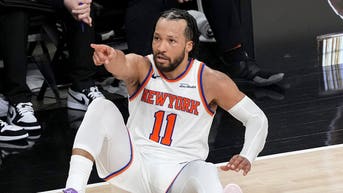 NBA unos aficionados situados junto a la cancha que, según se informa, habrían proferido comentarios soeces sobre las «simulaciones» de Jalen Brunson: informe - Fox News