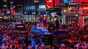 One rogue San Antonio supporter fought multiple New York revelers and kept winning - Fox News