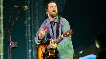Una estrella del rock se ve obligada a pedir perdón tras un incidente impactante en una parada de su gira en Filadelfia - Fox News