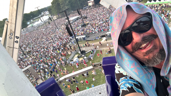 Goose concertgoer jumps from balcony, landing on fans below in fatal plunge: police - Fox News