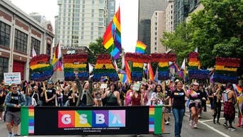 Una marcha desnuda en el desfile del Orgullo de Seattle desata una oleada de críticas al exponer a los niños a ese espectáculo - Fox News