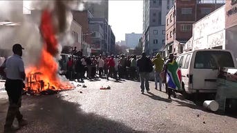 Las protestas contra los inmigrantes sacuden un país africano mientras los enfrentamientos mortales se extienden por varias ciudades - Fox News