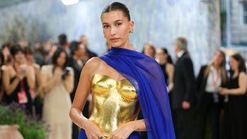 Hailey Bieber luce unos abdominales tonificados en las fotos del «detrás de las cámaras» de la nueva campaña de Rhode Beach