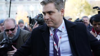 Jim Acosta ha sido objeto de burlas despiadadas por comparar la retirada del nombre de Trump del Kennedy Center con la caída del Muro de Berlín