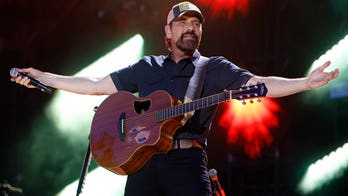 Rodney Atkins advierte a la generación más joven de que no se dejen llevar por las modas y pierdan de vista lo que realmente importa