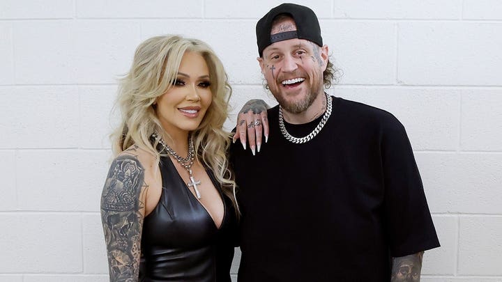 Jelly Roll walks the ACM Awards red carpet with wife, Bunnie Xo