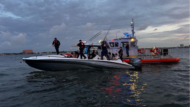La Guardia Costera abre fuego contra una embarcación que transportaba de forma ilegal a 25 ciudadanos chinos cerca de Florida esta se negara a detenerse