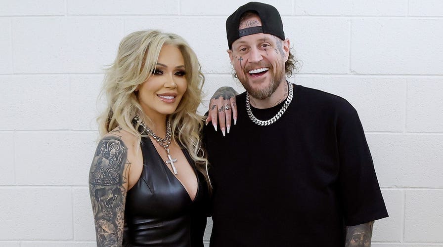 Jelly Roll walks the ACM Awards red carpet with wife, Bunnie Xo