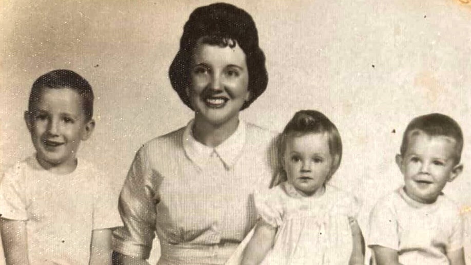 Pauline Monk aparece en una foto en blanco y negro con su familia.