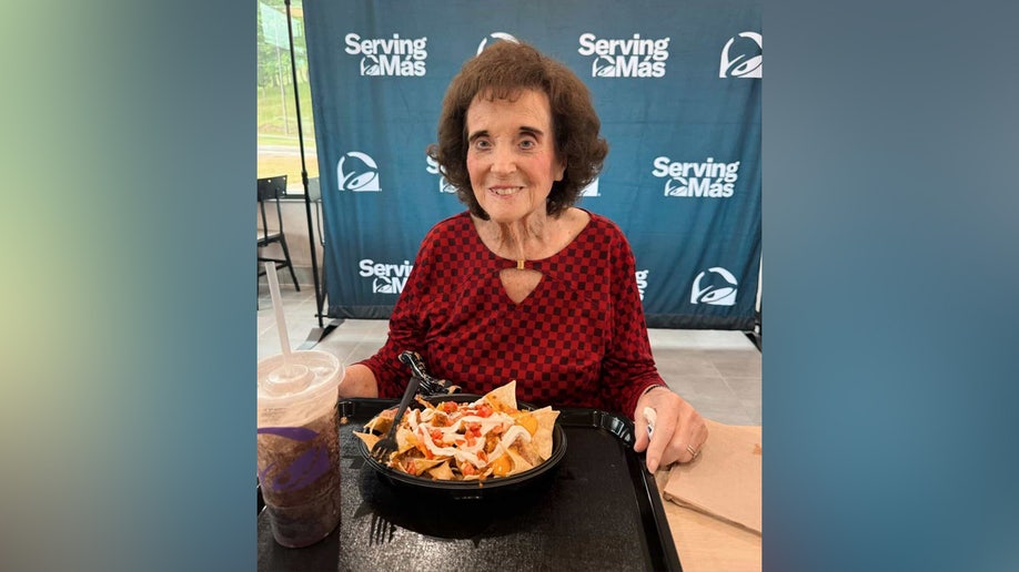 Pauline Monk, a la que se ve con su plato de nachos de Taco Bell.