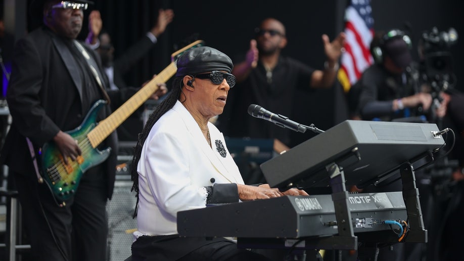 Stevie Wonder plays the piano at Obama's Chicago opening