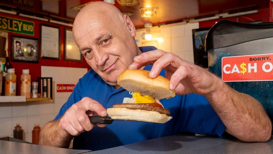El dueño del puesto de hamburguesas viral de 1,34 dólares nos cuenta el secreto para mantener los precios sin cambios desde 2006