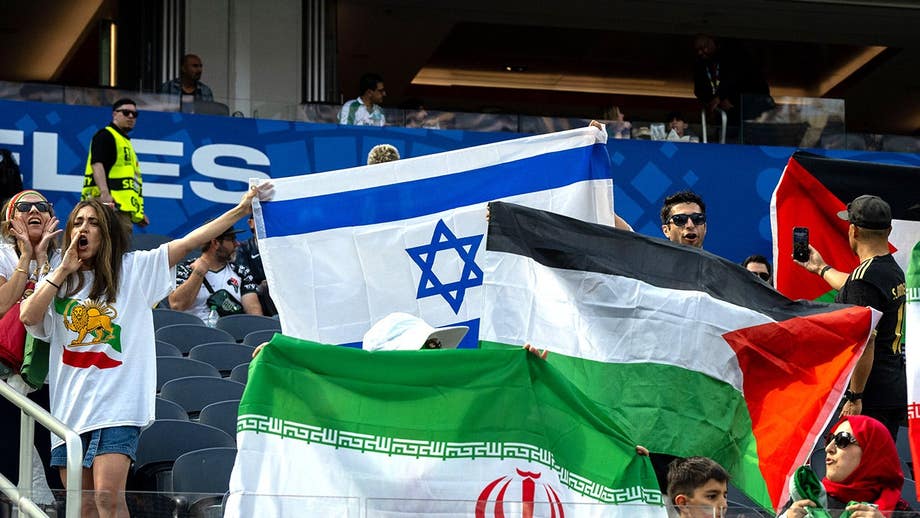 Un vídeo muestra cómo se confisca una bandera israelí en un partido de Irán en el Mundial, mientras que las banderas palestinas siguen en las gradas