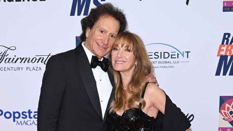 Jane Seymour dice que haber encontrado el amor a los 70 con su prometido, John , le parece un «milagro»