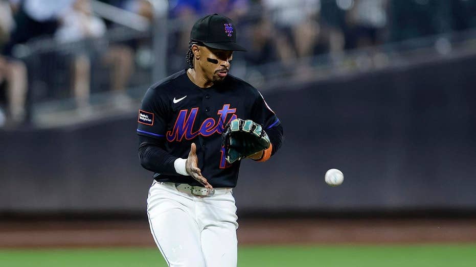 Mets brutal season comes to head with 6-error game in doubleheader sweep, chants for former star out of anger
