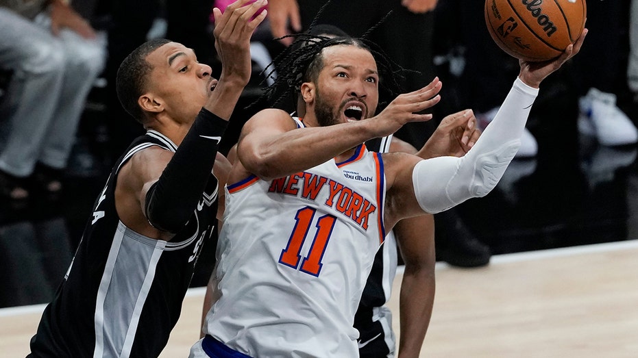 Knicks star Jalen Brunson has injury scare in Game 1 of NBA Finals