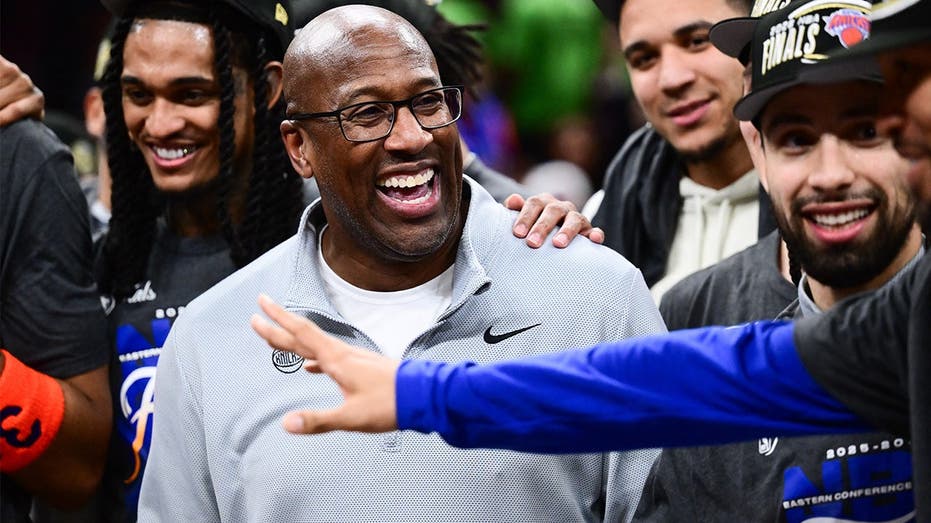 Mike Brown sports '10 Weeks' shirt for Knicks' championship parade after James Dolan's abstinence joke