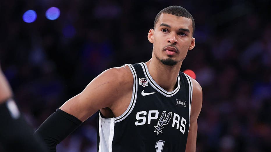 Knicks fans throw objects at Victor Wembanyama outside Spurs hotel after historic Game 4