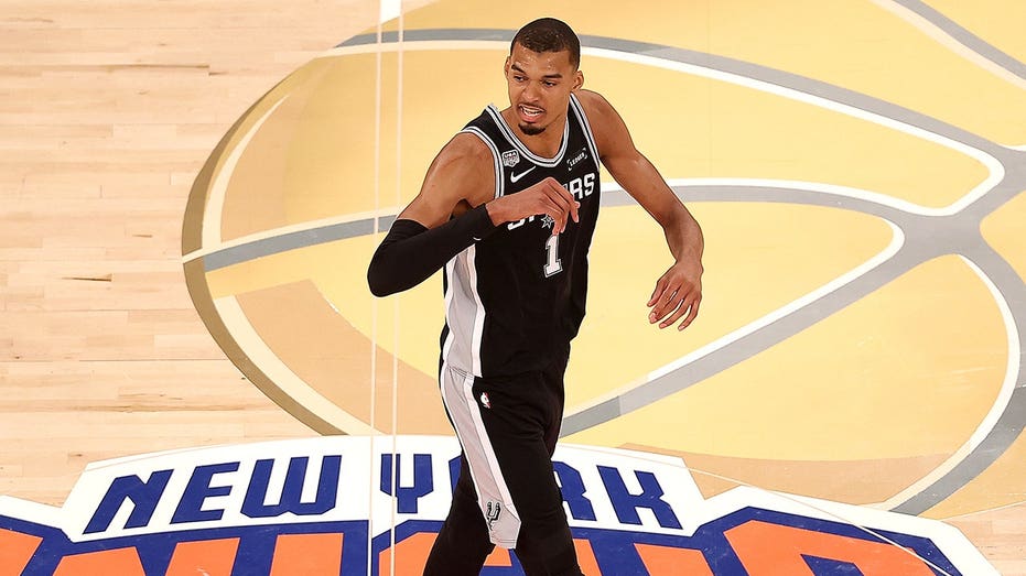 Spurs snap Knicks' 13-game playoff win streak with