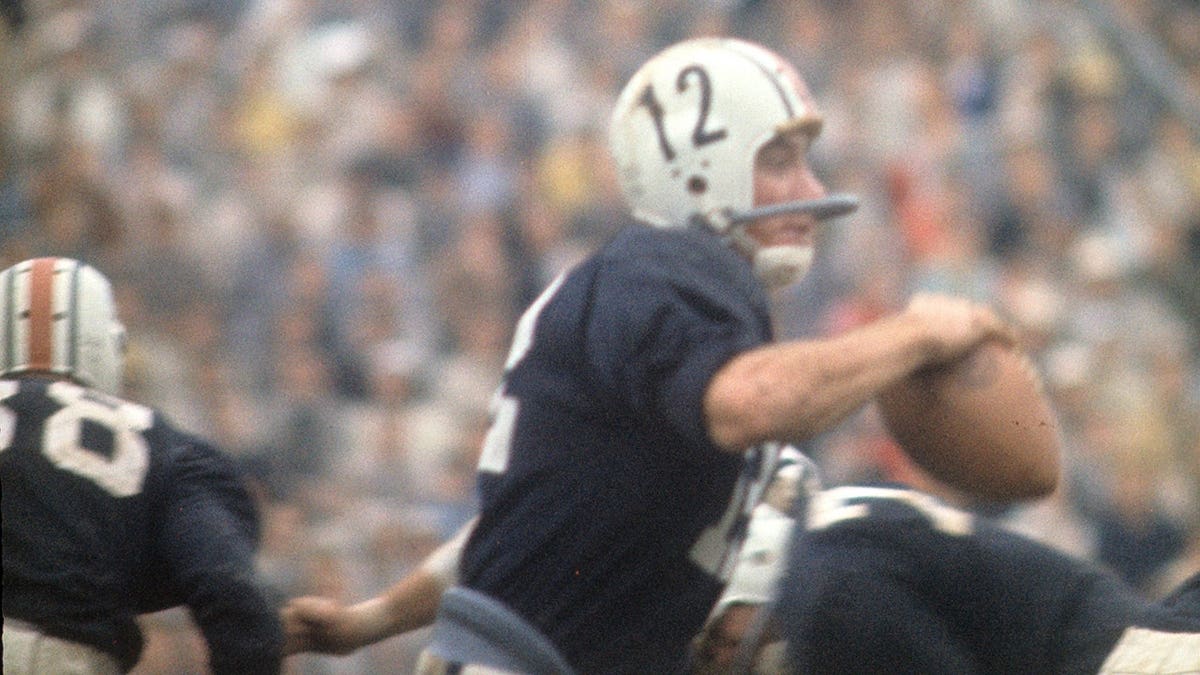 Bobby Hunt plays in a college football game
