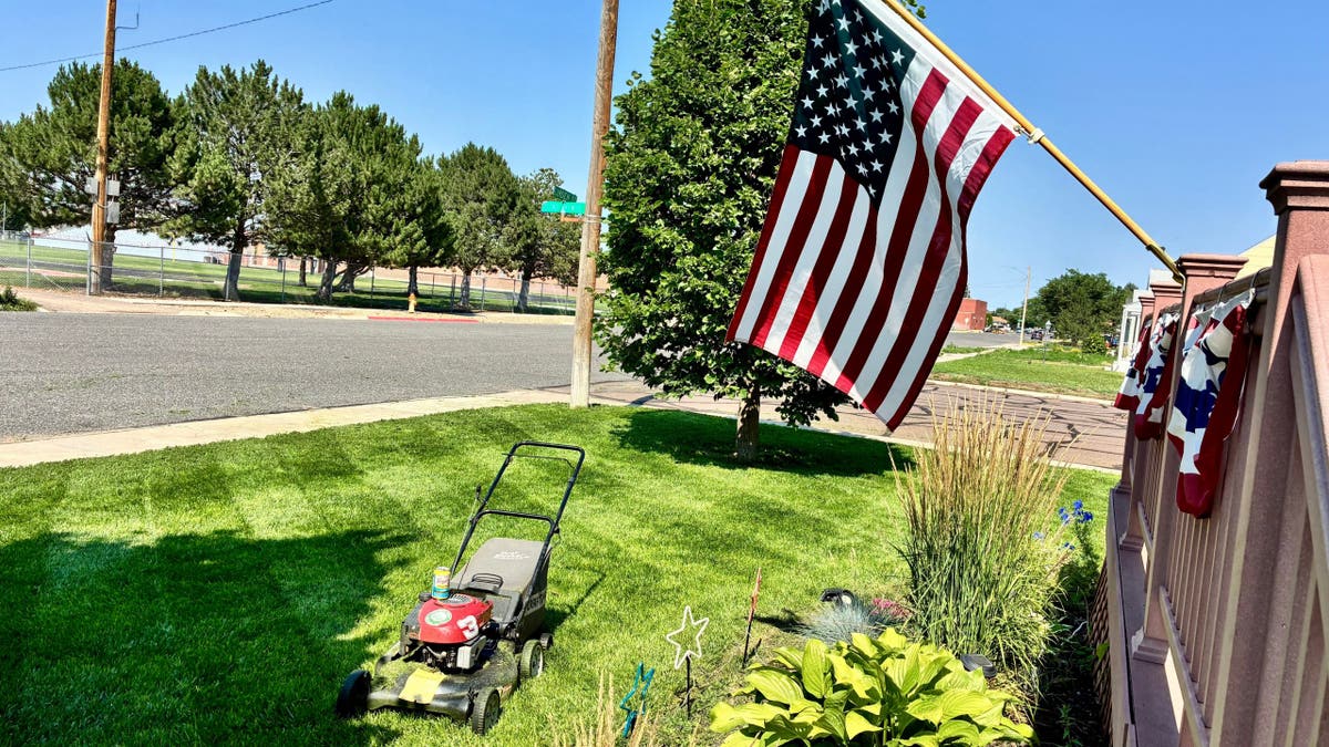 Screencaps reader Adam in Nebraska shows us his flag and the job he did mowing on Thursday.